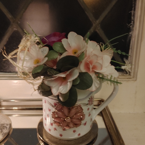 Valentine's florals. Set in vintage base - Picture 3 of 4